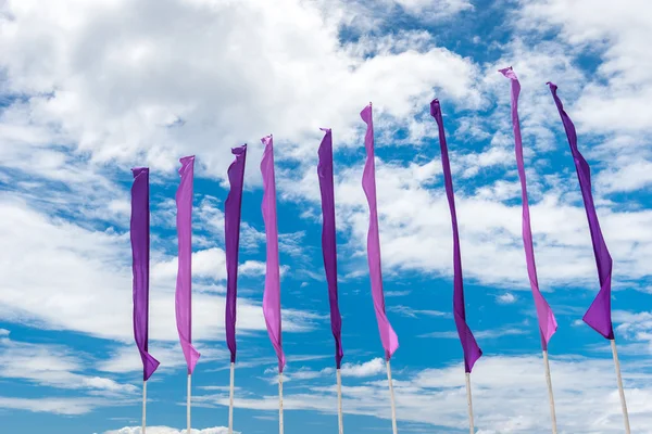 Bandiere nel cielo azzurro nuvoloso — Foto Stock