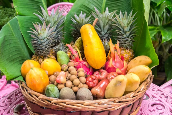 Plaat vol met exotische vruchten — Stockfoto