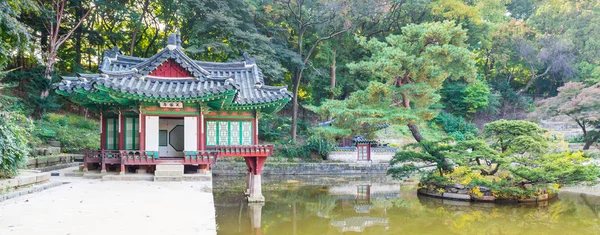 Pavilhão no jardim secreto do palácio Changdeokgung em Seul — Fotografia de Stock