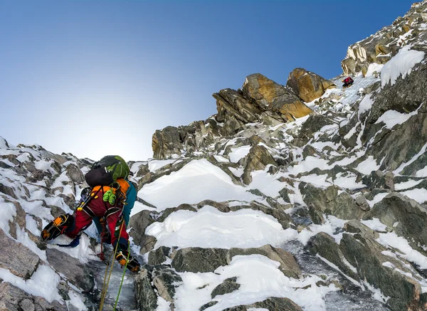 Arrampicatore sulla cima della montagna in Kirghizistan — Foto Stock