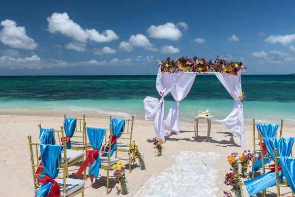 Dekorerad bröllops båge på Puka Beach — Stockfoto