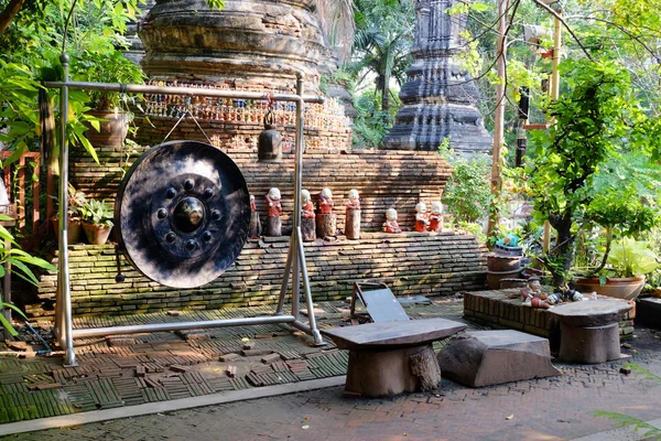 Ancient Gong och Bells i buddhistiska templet i Thailand — Stockfoto