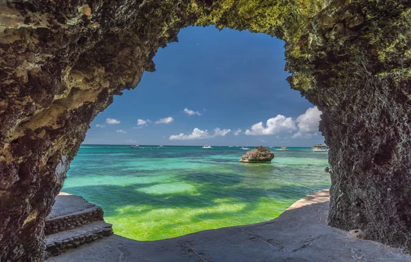 Vue sur la mer depuis la grotte de l'île de Boracay — Photo