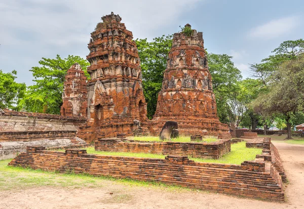 Pochylony wieże stupa Wat Mahathat — Zdjęcie stockowe