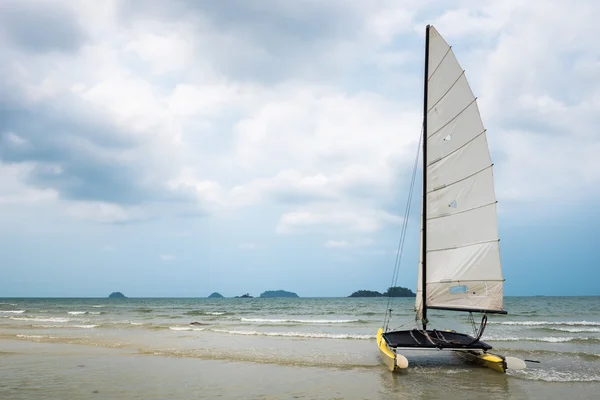 Katamarán vitorlás hajó egy trópusi tengerparton: Koh Chang-sziget — Stock Fotó