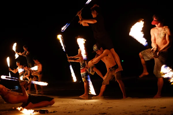 Feuerwerker öffentliche Show am Strand — Stockfoto