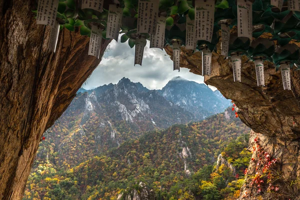 LUNGTA, rituele wens vlaggen op de boeddhistische monnik grot voor meditatie — Stockfoto