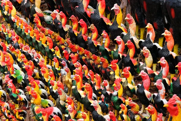 Ancient rooster statues at buddhist Wat Yai Chai Mongkhon temple — Stock Photo, Image