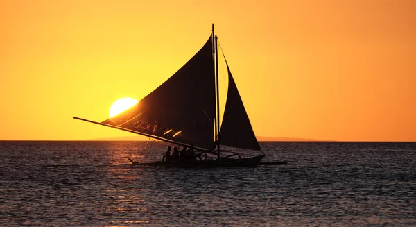 夕暮れ時、海の航行ボート — ストック写真