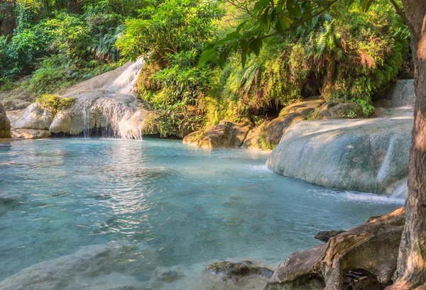 Paesaggio della giungla con acqua turchese che scorre, Thailandia Foto Stock