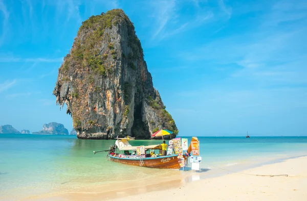 Railay, Tayland - 19 Mart 2014: Turist tüccar uzun kuyruk bo — Stok fotoğraf