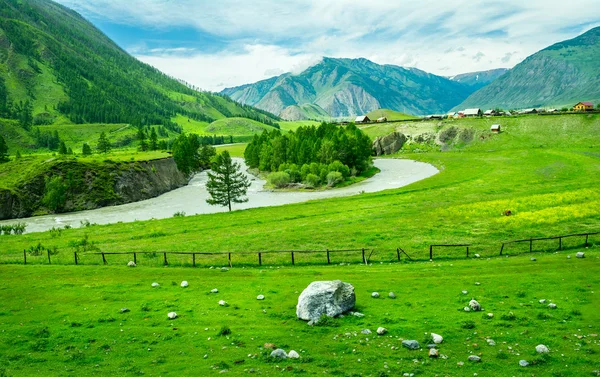 Aldeia russa e paisagem rural em Altai, Rússia — Fotografia de Stock