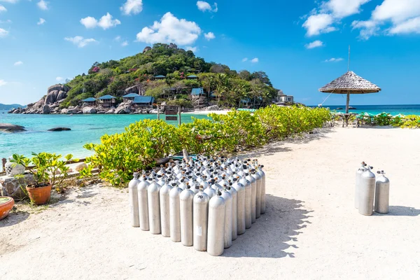 Equipamento de tanques de mergulho em Nang Yuan ilha de Koh Tao ilha Tha — Fotografia de Stock