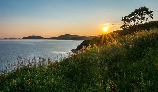 Puesta de sol vista de la isla rusa Putyatin — Foto de Stock