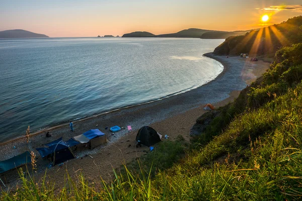 Acampar en la playa contra la puesta de sol de la isla rusa Putyatin — Foto de Stock