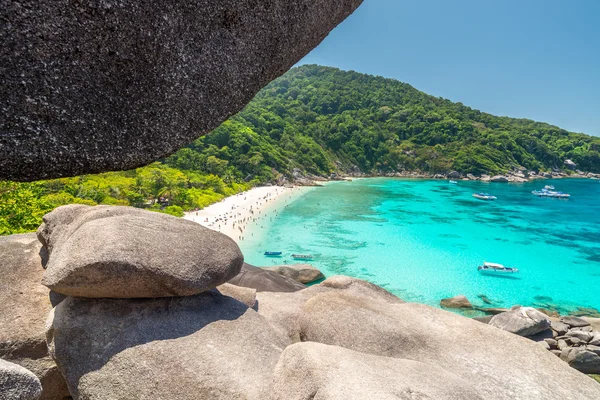 Turistas y barcos en una bahía Sailing Boat Rock en Koh Similan (Es — Foto de Stock