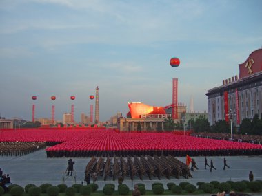 Pyongyang içinde askeri geçit töreni
