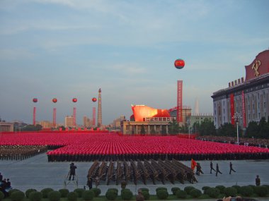 Pyongyang içinde askeri geçit töreni
