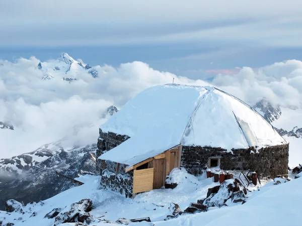 Winter landscape with a hut — Stock Photo, Image