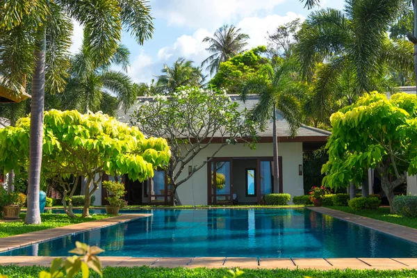 Piscina y casa de huéspedes — Foto de Stock