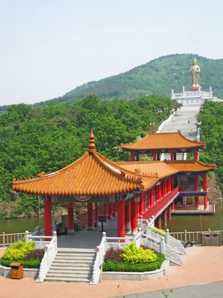 Estatua de Buda con monturas y bosques — Foto de Stock