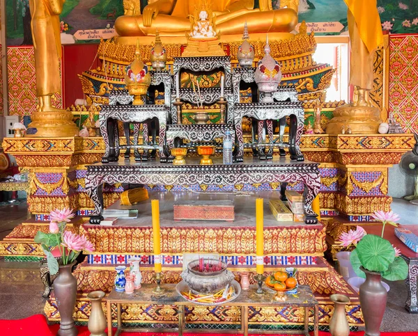 Arany buddhista oltár — Stock Fotó