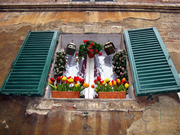 Окно в старое здание
