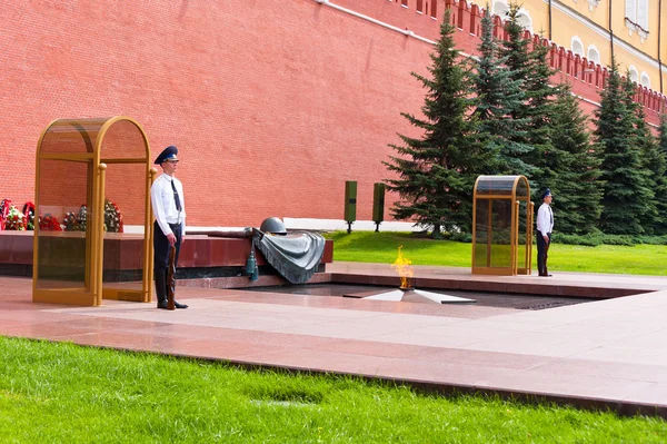 Change of the guard at the Eternal Flame post — Stock Photo, Image