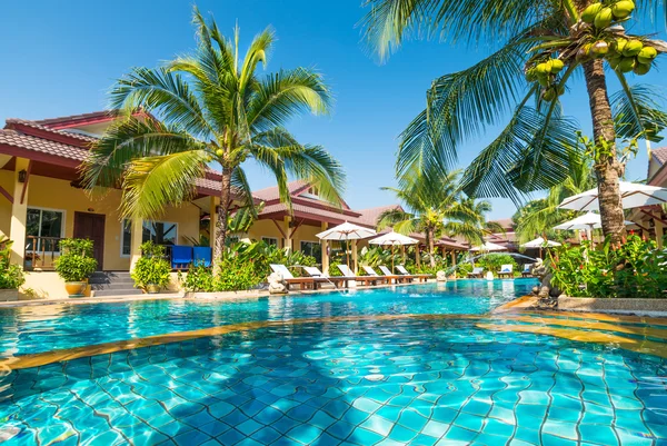 Hermosa piscina — Foto de Stock