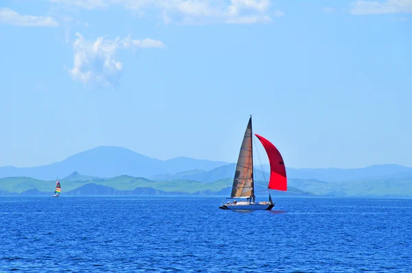 Yate de vela rojo — Foto de Stock