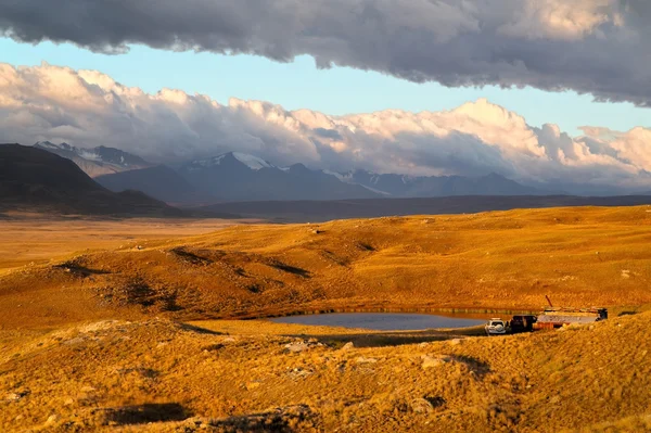 Zonsondergang in lake op beroemde Plateau Uk — Stockfoto