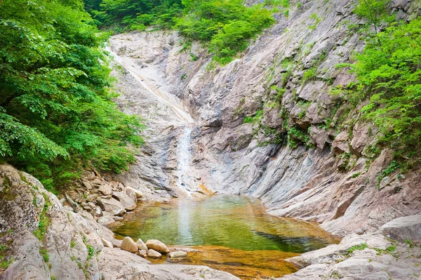 Cachoeira no Parque Nacional Seoraksan — Fotografia de Stock