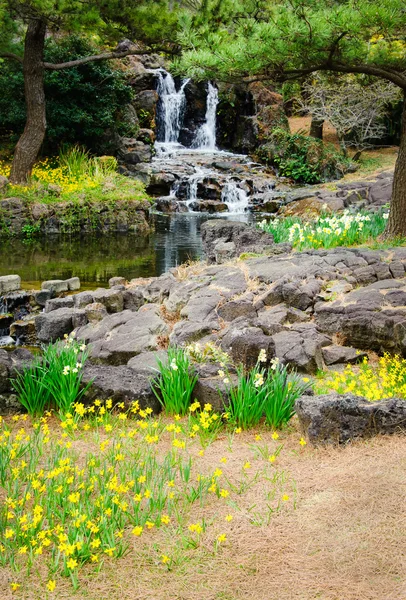 Vista primaverile al torrente di montagna — Foto Stock