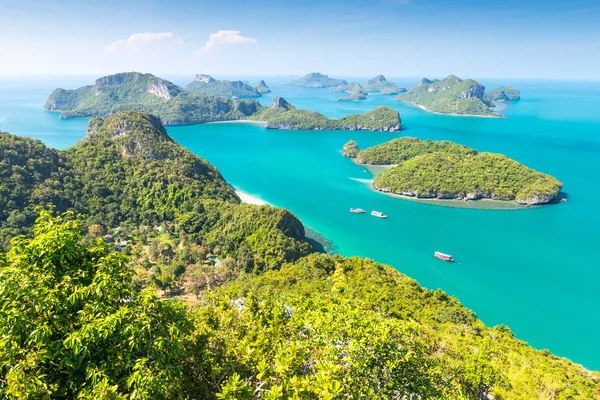 Colinas verdes y costa del océano — Foto de Stock