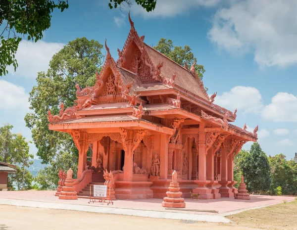 Храм червоного кольору на фоні неба — стокове фото