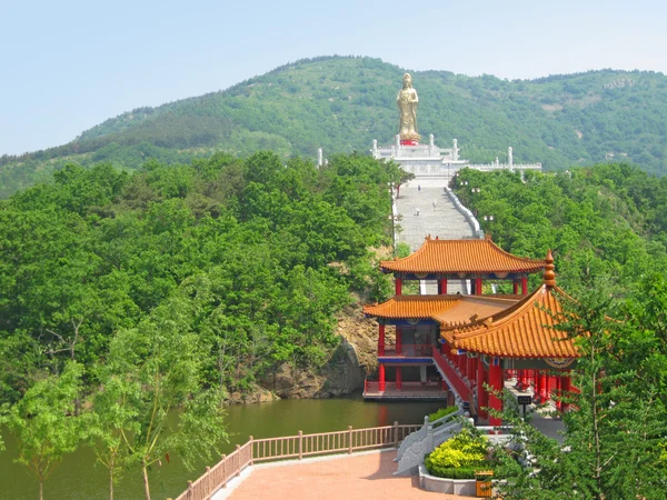 Estátua de Buda com montes e madeiras — Fotografia de Stock