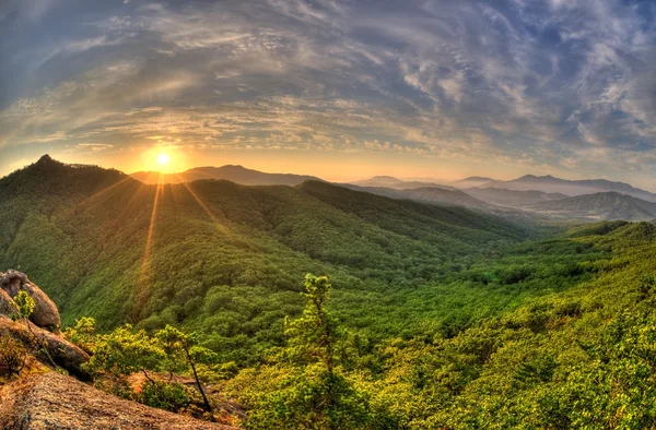 Vista del ojo de pez de la puesta de sol de montaña — Foto de Stock