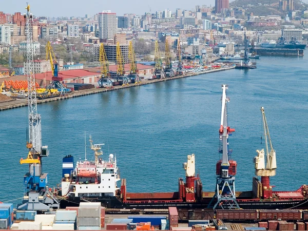 Containerterminal im russischen Hafen — Stockfoto