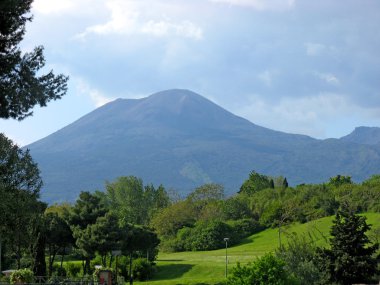 Gün, yeşil tepeler