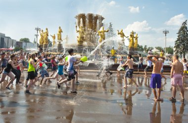 Ateş ve su atma insanlar