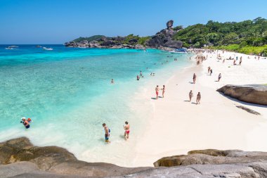 Yelkenli tekne Rock Koh Similan üzerinde