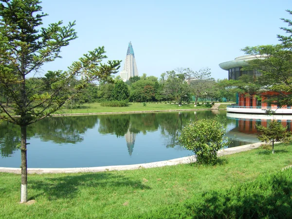 Зеленый парк и озеро Стоковая Картинка