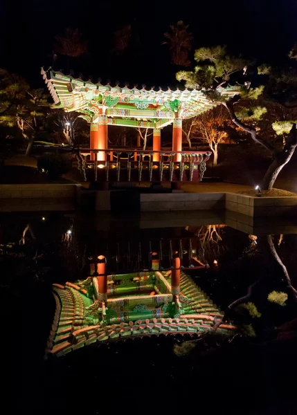 Vista noturna do pavilhão budista — Fotografia de Stock