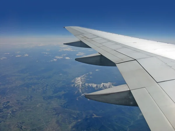 地球と飛行機の翼 — ストック写真