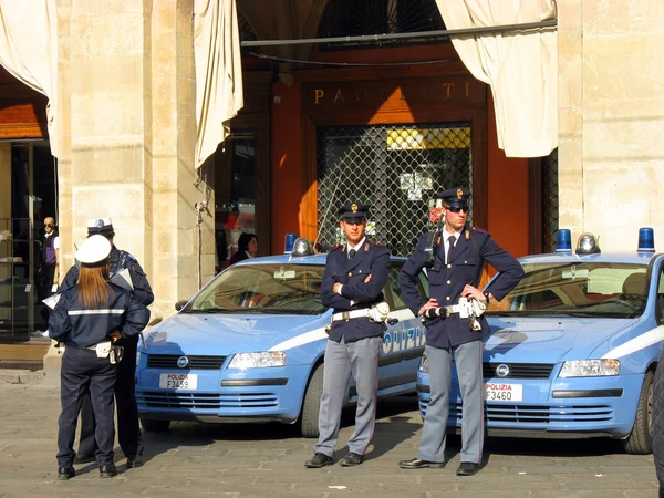 Italian police car and policemen — Stock Photo, Image