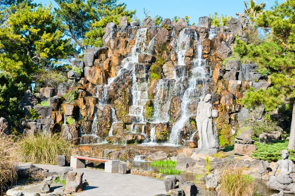 Красивий водоспад в Hallim парку — стокове фото