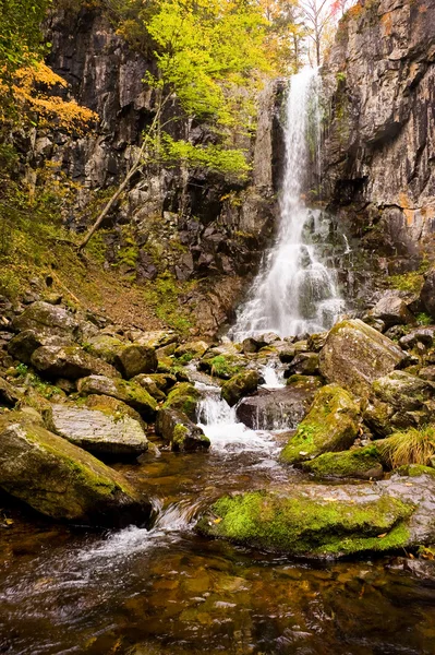 Fossefall Elomovskij i russisk Primorje – stockfoto