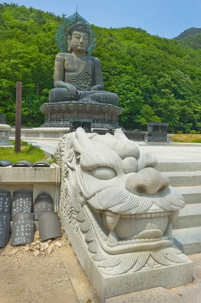 Reusachtige standbeeld van Boeddha — Stockfoto