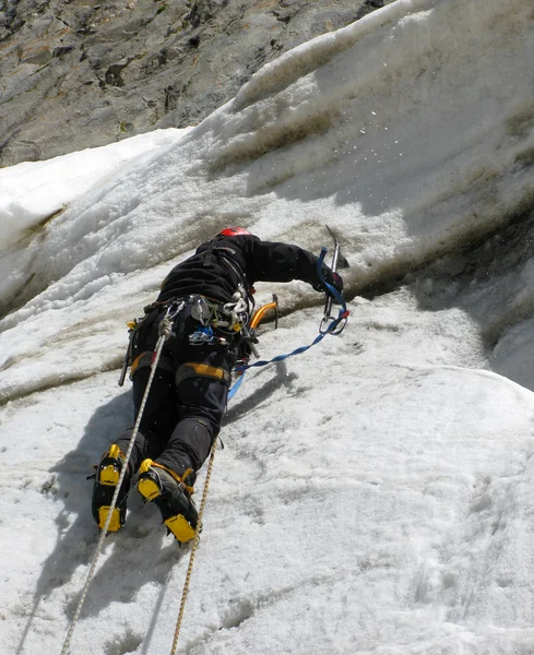 Escalador a subir a rocha — Fotografia de Stock