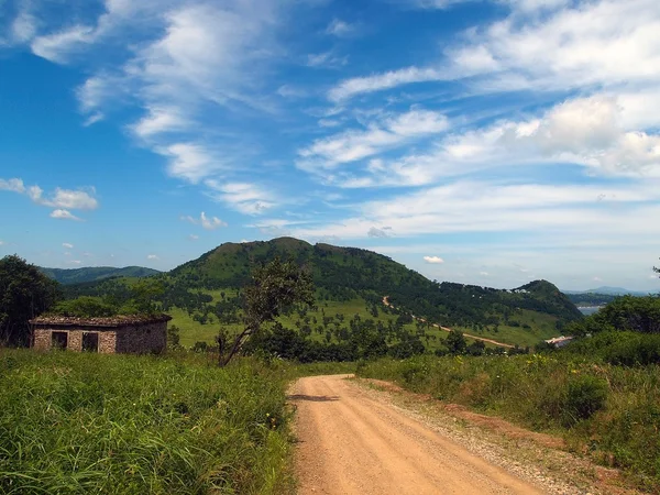 Paisaje con ruinas y cielo azul nublado — Foto de Stock